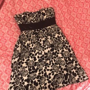 White House Black Market size 4 strapless